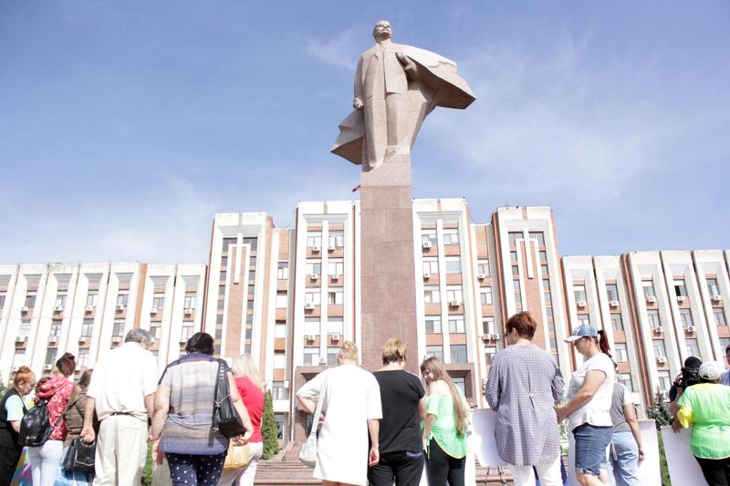 «Убийство бездомных животных — позор Приднестровья»: пикет зоозащитников возле здания Правительства